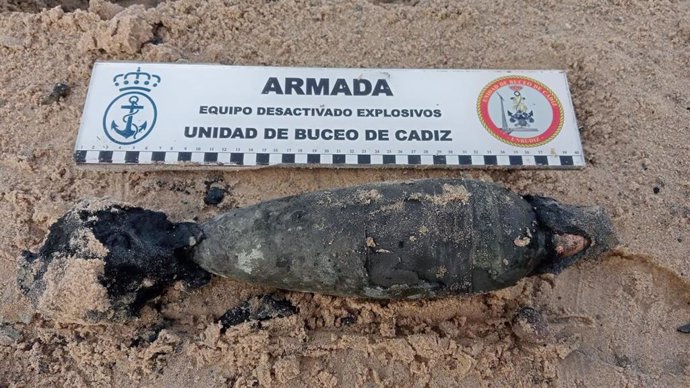 Mortero neutralizado en la playa de Camposoto de San Fernando