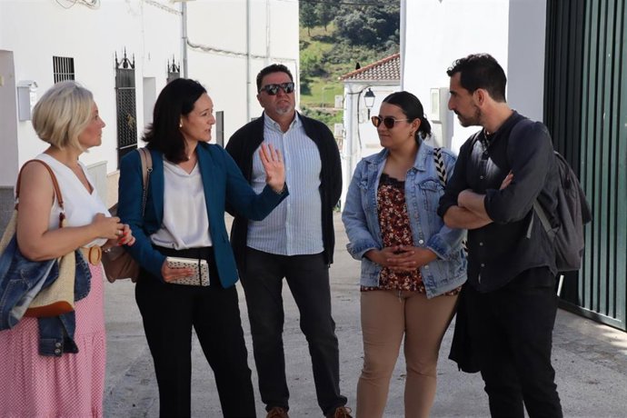 Crespín (2 izda.), en su visita a Obejo.