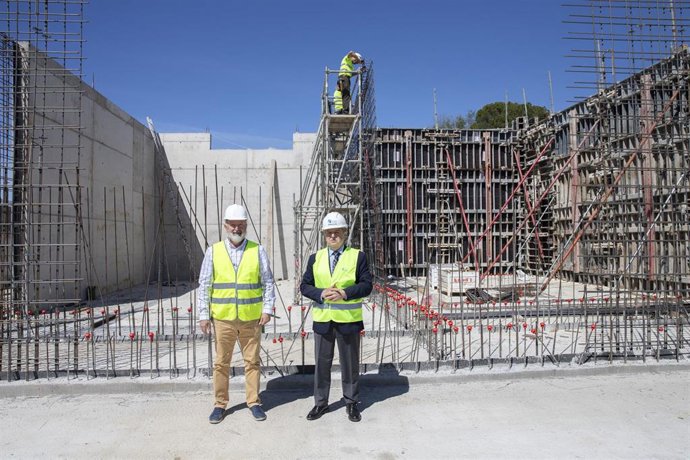 El presidente de la Diputación de Córdoba, Salvador Fuentes (dcha.), y el jefe del Servicio de Producción de la zona Norte, Gabriel Benítez, en su visita a las obras de Sierra Boyera.