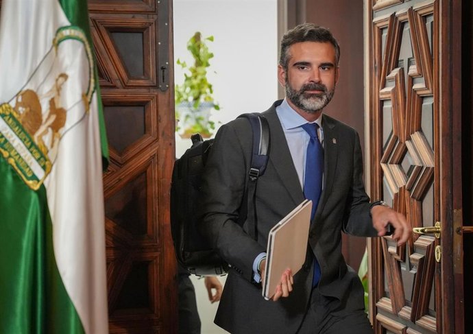 El consejero de Sostenibilidad, Medio Ambiente y Economía Azul de la Junta de Andalucía y portavoz del gobierno, Ramón Fernández-Pacheco, a su llegada a la rueda de prensa posterior al Consejo de Gobierno. A 07 mayo de 2024, en Sevilla (Andalucía, España)