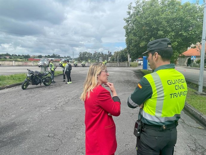 La delegada del Gobierno, Eugenia Gómez de Diego, en el control de motocicletas