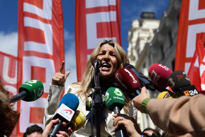 La vicepresidenta segunda y ministra de Trabajo, Yolanda Díaz, ofrece declaraciones a los medios durante la manifestación por el Día del Trabajador, a 1 de mayo de 2024, en Madrid (España).