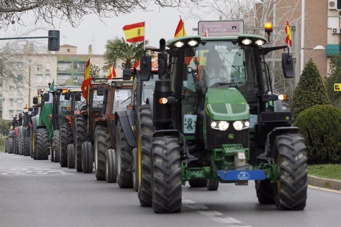 Archivo - Imagen de marzo de este año de una protesta de agricultores transcurriendo por el centro de Granada. 