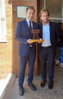 El delegado territorial de Desarrollo Educativo y FP, Carlos Soriano (izquierda), y el director del IES Vázquez Díaz de Nerva (Huelva), Rafael Prado.