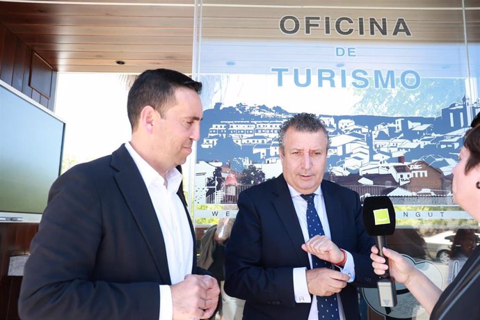 El alcalde de El Castillo, con el presidente de la Diputación, en la inauguración de la Oficina de Turismo del municipio.