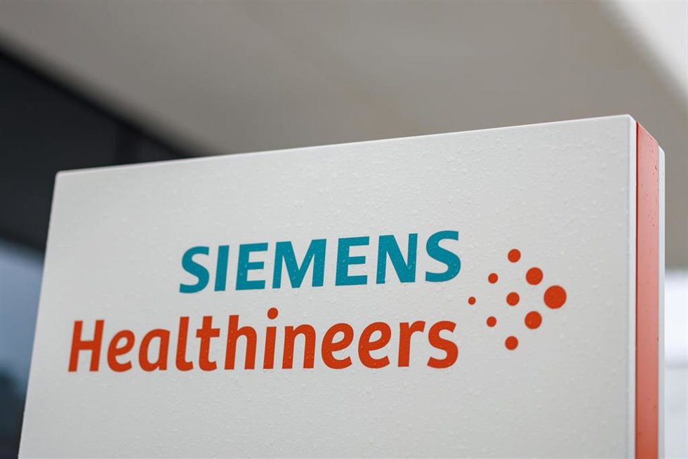 Archivo - FILED - 07 November 2023, Bavaria, Erlangen: The logo and lettering of the medical technology group Siemens Healthineers placed on a facade in front of a company building. The German healthcare services company, Siemens Healthineers, said on T