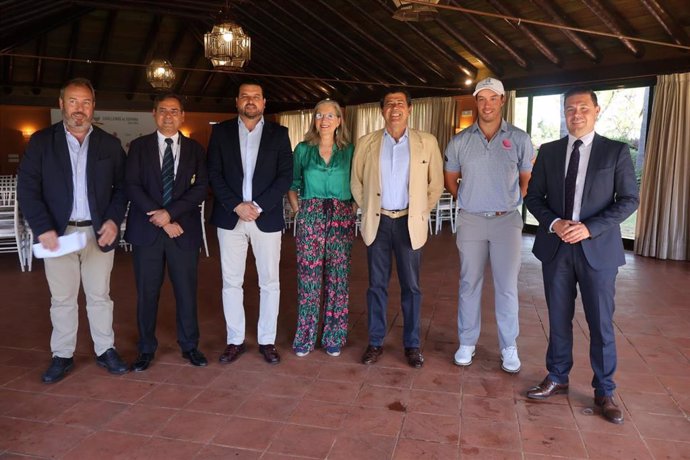 El campeonato se ha presentado este martes en el Real Club Sevilla Golf y ha contado con la asistencia del primer teniente de alcalde del consistorio alcalareño, Jesús Mora, y el delegado municipal de Deporte, Pedro Gracia.