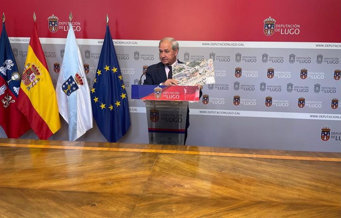 El presidente de la Diputación Provincial de Lugo, José Tomé, muestra el plano de las 66 parcelas de suelo público urbanizable vendidas según su testimonio por el PP en 2007, durante el mandato de Cacharro. En Lugo, a 7 de mayo de 2024.