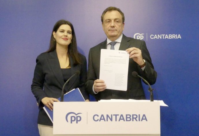 El diputado por Cantabria del Partido Popular, Félix de las Cuevas, y la portavoz adjunta del PP en el Congreso, Miriam Guardiola