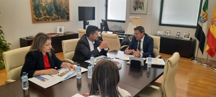 Reunión entre el presidente de la Diputación de Badajoz, Miguel Ángel Gallardo, y el presidente de la Unión de Profesionales y Trabajadores Autónomos de España, Eduardo Abad.