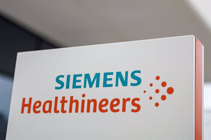 Archivo - FILED - 07 November 2023, Bavaria, Erlangen: The logo and lettering of the medical technology group Siemens Healthineers placed on a facade in front of a company building. The German healthcare services company, Siemens Healthineers, said on Tue