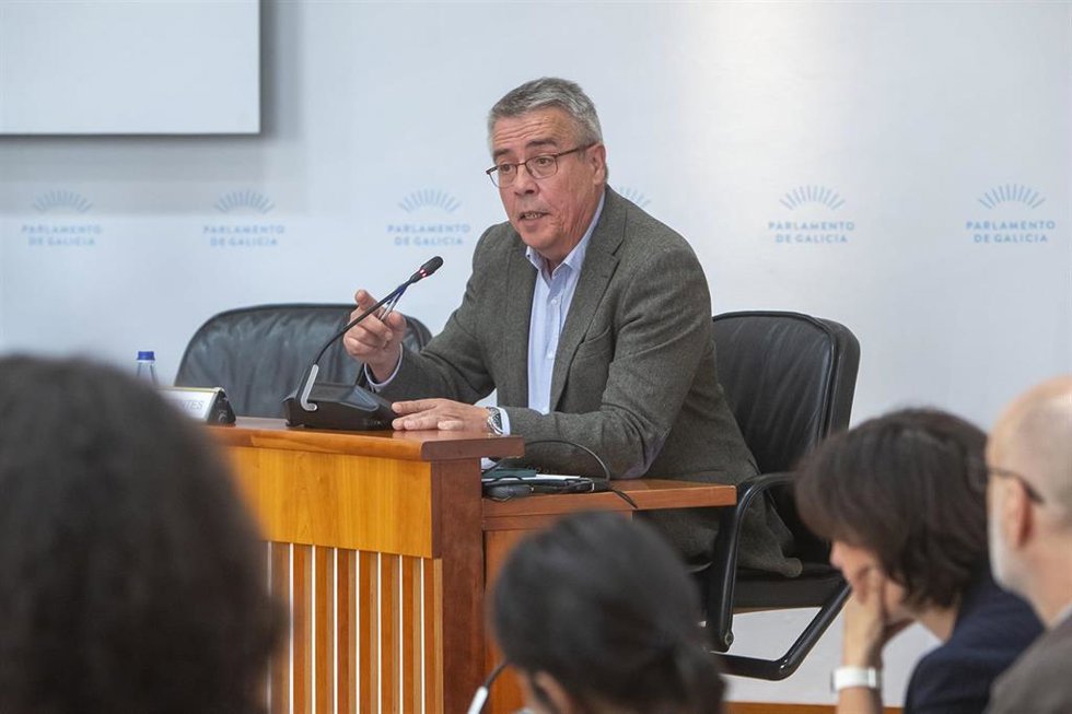El director xeral de Defensa do Monte, Manuel Rodríguez, responde en la Comisión 7 del Parlamento de Galicia.