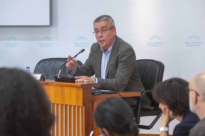 O director xeral de Defensa do Monte, Manuel Rodríguez, responde na Comisión 7ª do Parlamento de Galicia.