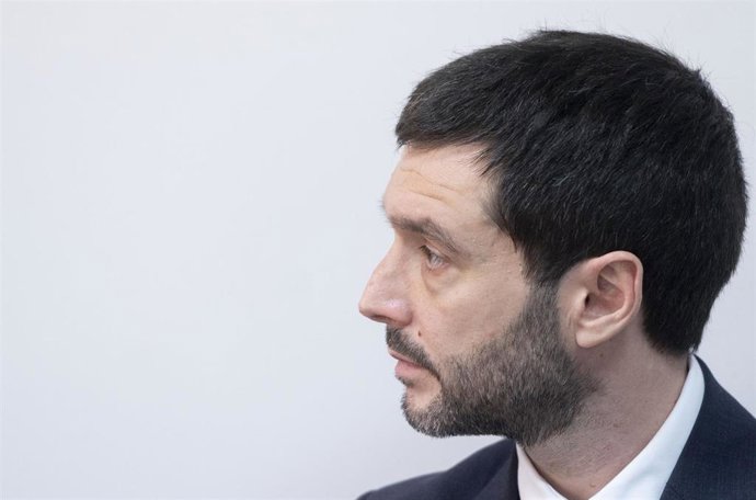 Archivo - El ministro de Derechos Sociales y Agenda 2030, Pablo Bustinduy, durante la visita al Centro Español de Autismo, a 2 de abril de 2024, en Madrid (España).