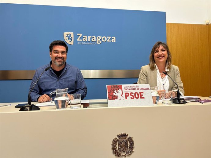 Los concejales del PSOE en el Ayuntamiento de Zaragoza Horacio Royo y Lola Ranera.
