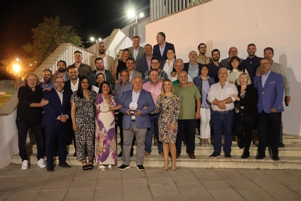 Jiménez ha apoyado la campaña de consumo local 'Tu propia historia de sabor', en la Asamblea Anual de la Asociación de Hosteleros  y en la que el restaurador Fidel Moreno de La Trufa recibió el galardó de 'Hostelero de Honor 2024'.