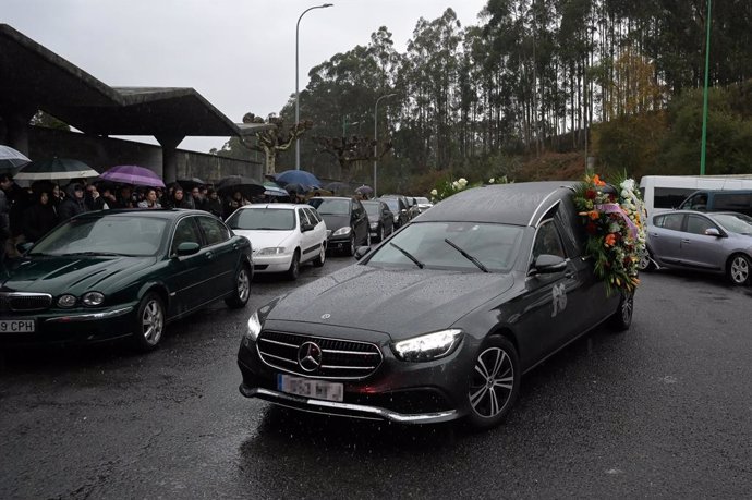 Archivo - Un coche fúnebre a su llegada al entierro del joven de 22 años que fue apuñalado en una reyerta el día de Nochebuena, en el cementerio de Santa Cecilia de Feáns, a 27 de diciembre de 2023, en A Coruña, Galicia (España).