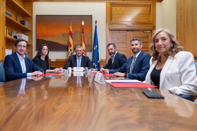 Firma del contrato de patrocinio entre el Gobierno de Aragón y las cuatro empresas patrocinadoras.