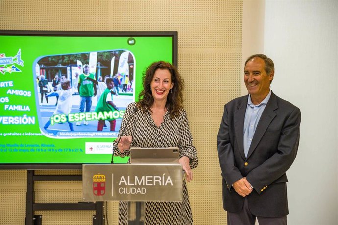 La alcaldesa de Almería, María del Mar Vázquez, junto al director de comunicación y relaciones institucionales de Ferrero Ibérica, Franco Martino.