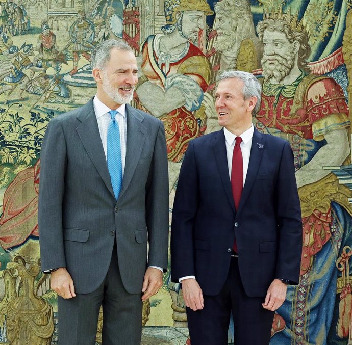 El Rey Felipe VI (i) posa junto al presidente de la Xunta de Galicia, Alfonso Rueda (d), en el Palacio de la Zarzuela, a 7 de mayo de 2024, en Madrid (España). 