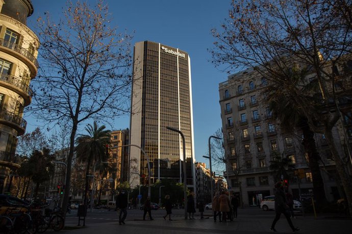 Archivo - Fachada de la sede del Banco Sabadell 