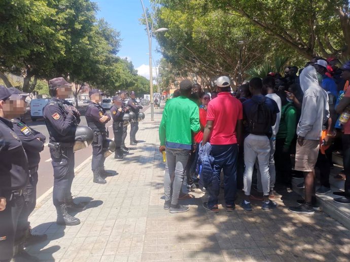 Migrantes protestan frente a la Comisaría de Policía Nacional en Almería.
