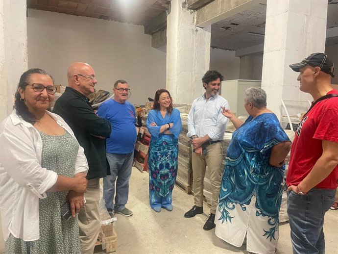 El diputado de Tercer Sector de la Diputación, Francisco José Martín, ha visitado la sede de esta entidad social, junto a su presidenta, Gemma Rodríguez, y a la edil de Participación Ciudadana y Cooperación al Desarrollo de Málaga, Mar Torres.