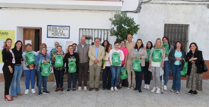 El delegado territorial de Empleo, Empresa y Trabajo Autónomo, Juan Carlos Duarte, ha visitado a las 17 alumnas del primero de los cursos del programa 'Preparadas' en Zalamea la Real.