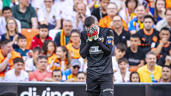Jaume Domènech, portero del Valencia CF, tras caer lesionado en el partido ante el Alavés