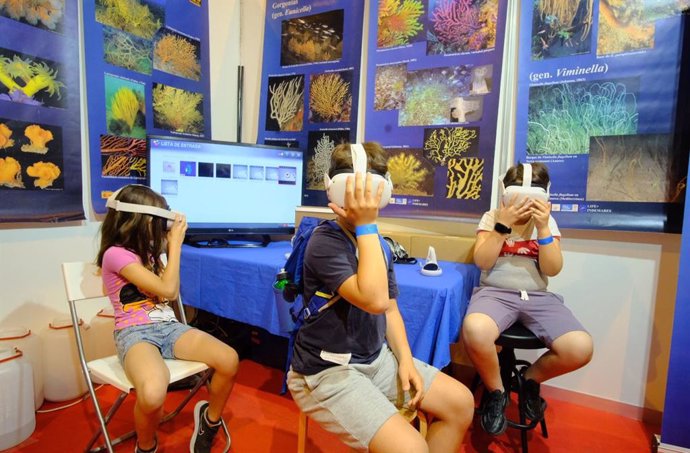Participantes en uno de los talleres ofertados por la US en su expositor de la Feria de la Ciencia.