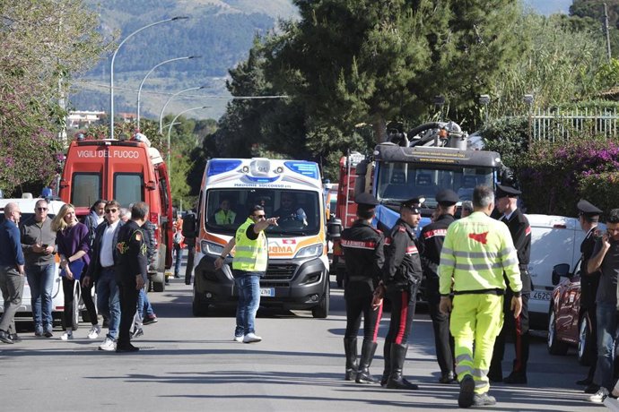 Archivo - Bomberos y personal sanitario en la ciudad de Casteldaccia tras la muerte de cinco trabajadores del sistema de alcantarillado de la ciudad cuando llevaban a cabo labores de mantenimiento en un tanque de aguas residuales.