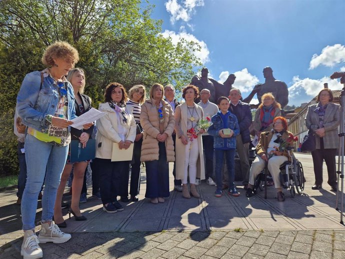 La viceconsejera de Derechos Ciudadanos, Beatriz González Prieto, en un homenaje a víctimas del nazismo en Carbayín Bajo