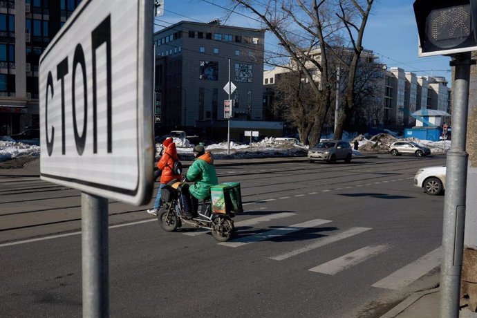 Archivo - Peatones en una calle de Moscú, Rusia