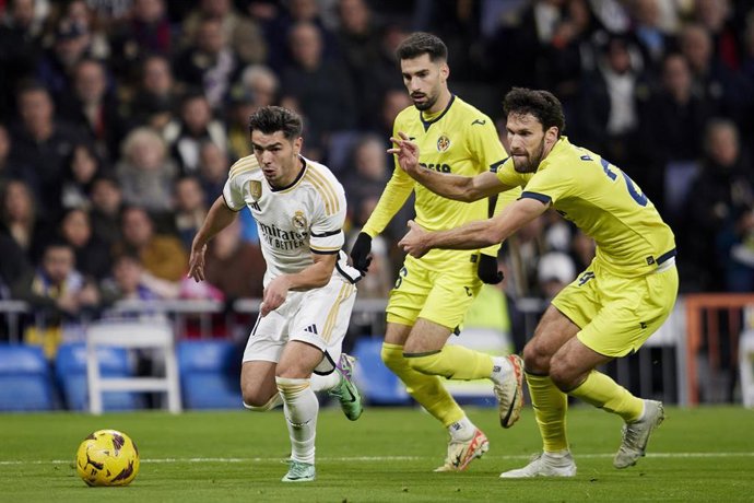 Archivo - El delantero del Real Madrid Brahim Díaz dribla al defensa del Villarreal Alfonso Pedraza, en el encuentro de LaLiga EA Sports 2023-2024 disputado en el Santiago Bernabéu.