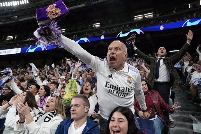 Aficionados del Real Madrid celebran un gol en el Santiago Bernabéu