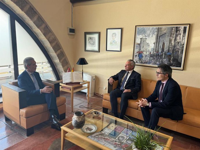 El delegado del Gobierno en Castilla y León, Nicanor Sen, en una visita institucional en Ávila.