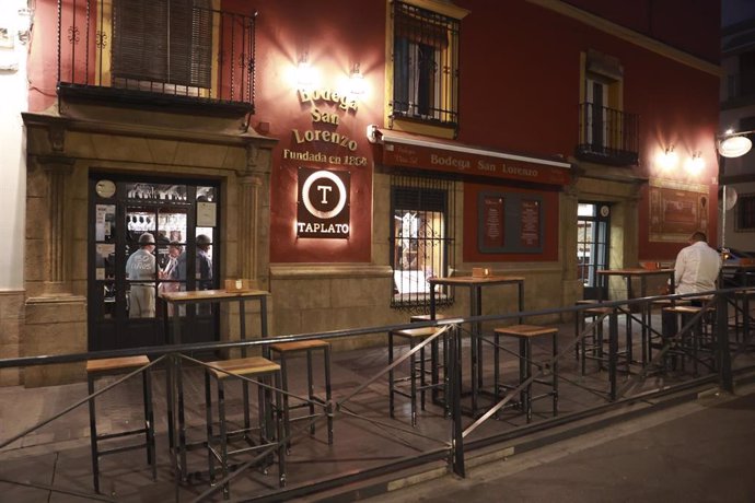 Archivo - Una tarima instalada en un bar del centro de Sevilla para ampliar el espacio de veladores durante la pandemia, como imagen de recurso.