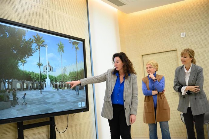 Archivo - La alcaldesa de Almería, María del Mar Vázquez, observa el diseño de la Plaza Vieja antes de su remodelación.