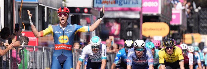 Jonathan Milan, vencedor de la cuarta etapa del Giro de Italia 2024 levanta los brazos en Andora