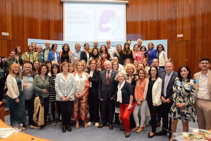 Miembros del CGE junto a la ministra de Sanidad, Mónica García, en la jornada 'La salud del siglo XXI: los cuidados', celebrada por el Ministerio de Sanidad