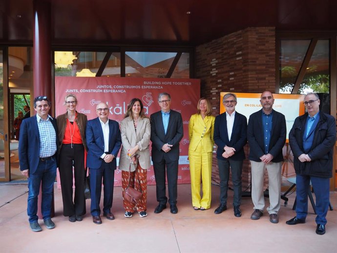 La presidenta ejecutiva de Maggie's, Laura Lee, junto al presidente de Kalida, Germán Castejón, el director, Joan Reventós, el jefe del servicio de Oncología Médica de la Vall d'Hebron, Josep Tabernero y otros asistentes al 5 aniversario de Kalida