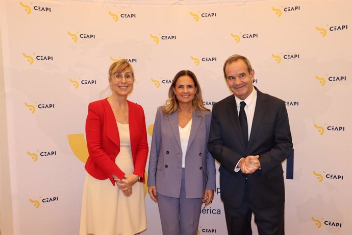  La secretaria de Estado para Iberoamérica y El Caribe y el Español en el Mundo, Susana Sumelzo, y la presidenta de CEAPI, Núria Vilanova