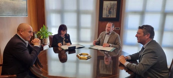 La presidenta del Colegio Oficial de Médicos de Huelva, Mercedes Ramblado Minero, y el presidente de Caja Rural del Sur y su Fundación, José Luis García-Palacios Álvarez.