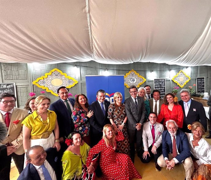 El vicesecretario de Coordinación Institucional del PP de Andalucía, Antonio Sanz, junto a otros responsables políticos andaluces, de la provincia de Cádiz y de Jerez, en la caseta del PP en la Feria del Caballo de Jerez.