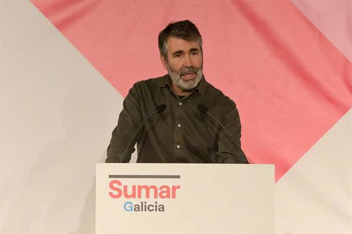 Archivo - El militante de Sumar Galicia, Juan Díaz Villoslada, interviene durante la presentación del proyecto de Sumar Galicia, en Palexco, a 16 de diciembre, en A Coruña, Galicia (España). Yolanda Díaz ha asistido hoy a A Coruña para presentar la comi