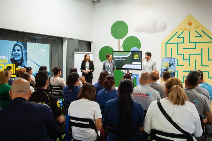 Miramar forma a sus empleados en el trato a personas con TEA y Alzheimer como compromiso con la excelencia en el servicio.