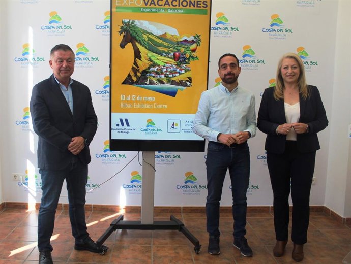 El presidente de la Mancomunidad de Municipios de la Costa del Sol Axarquía, Jorge Martín, y el presidente de APTA, Álvaro Hurtado, en la presentación del destino en Expovacaciones