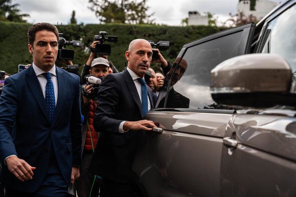 El expresidente de la RFEF Luis Rubiales sube a un vehículo tras declarar en calidad de imputado en el Juzgado de Primera Instancia e Instrucción Número 4 de Majadahonda, a 29 de abril de 2024, en Majadahonda, Madrid (España). La jueza interroga hoy a L