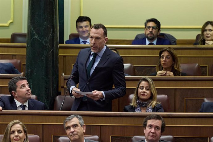 El diputado del PP Héctor Palencia interviene durante una sesión de control al Gobierno, en el Congreso de los Diputados