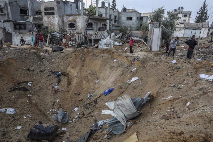 06 May 2024, Palestinian Territories, Rafah: Palestinians inspect a damaged house after Israeli warplanes bombed buildings in Rafah. Photo: Abed Rahim Khatib/dpa